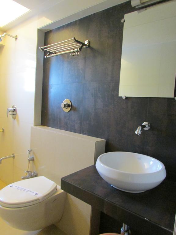 Hotel Mourya Residency Thána Kültér fotó
