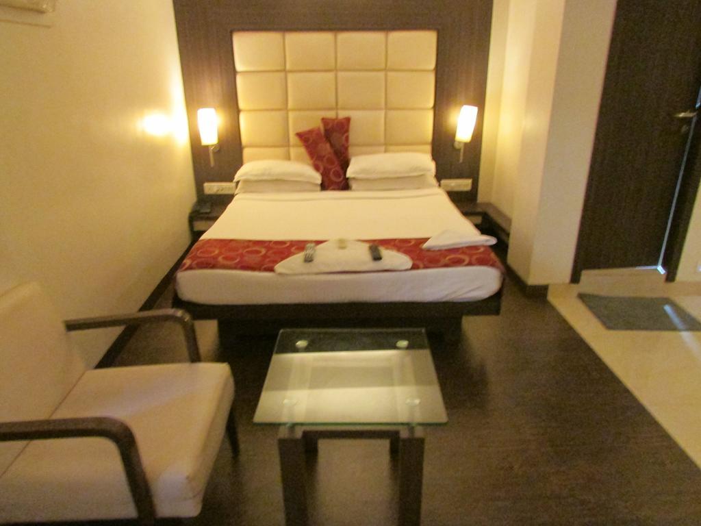 Hotel Mourya Residency Thána Kültér fotó