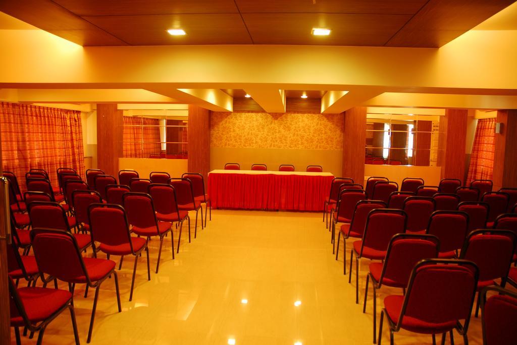Hotel Mourya Residency Thána Kültér fotó