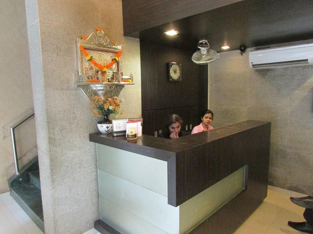 Hotel Mourya Residency Thána Kültér fotó
