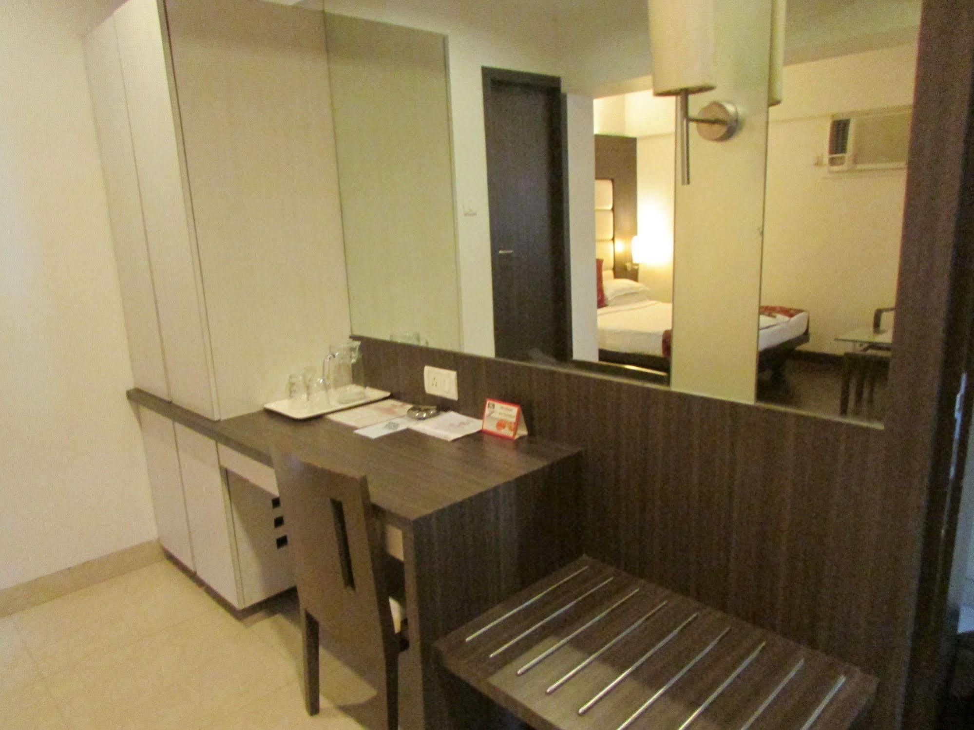 Hotel Mourya Residency Thána Kültér fotó