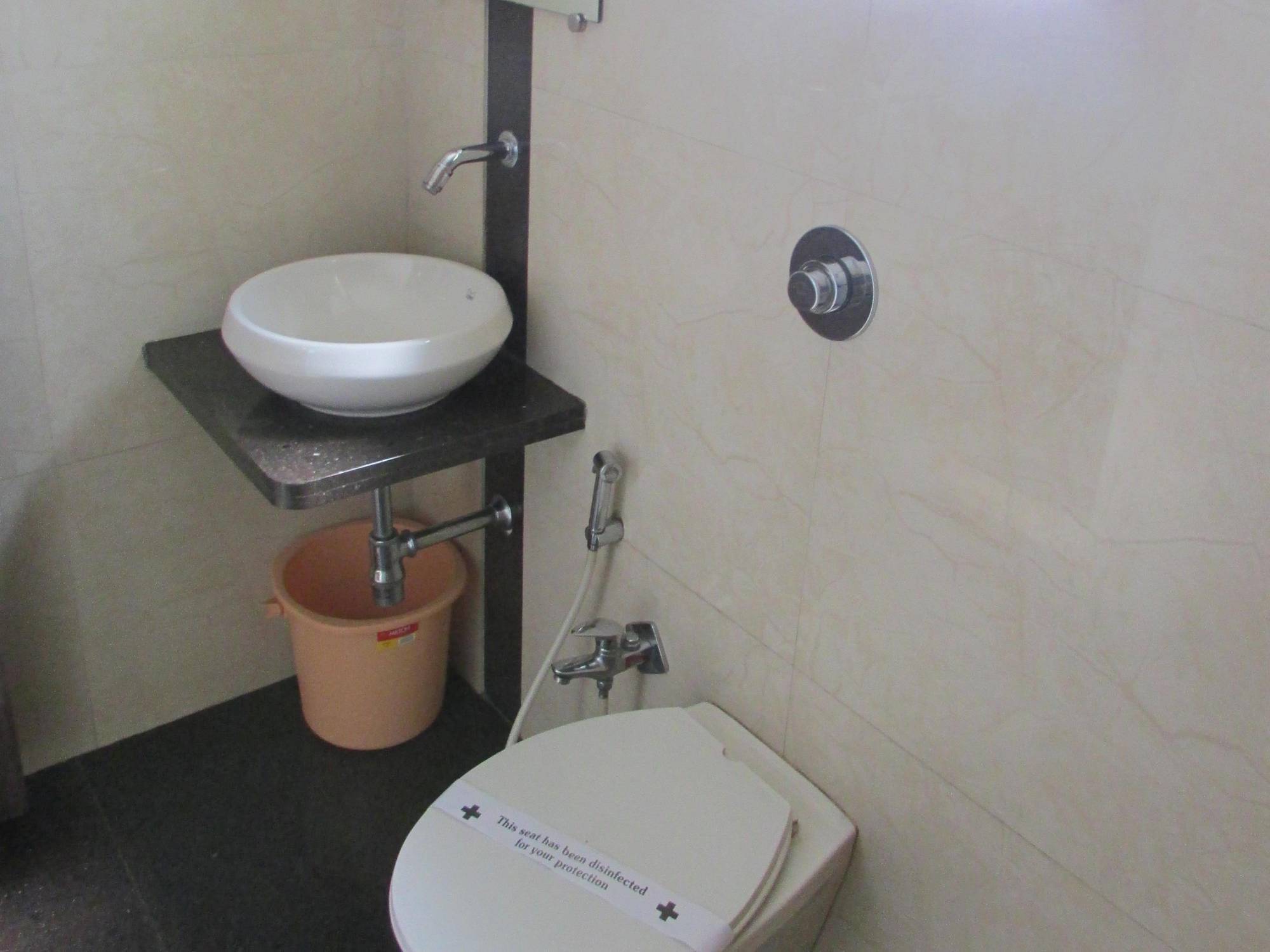 Hotel Mourya Residency Thána Kültér fotó
