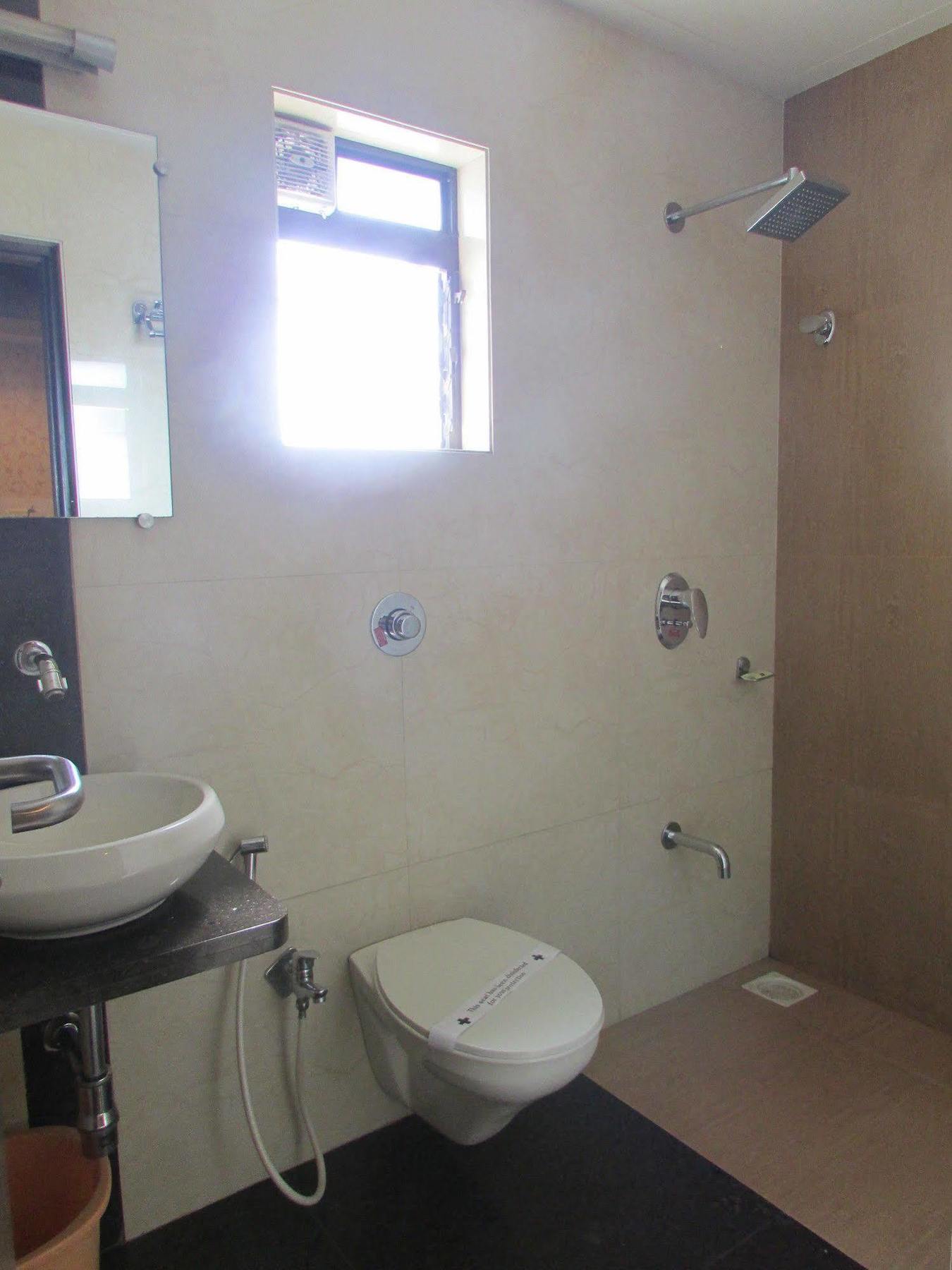 Hotel Mourya Residency Thána Kültér fotó