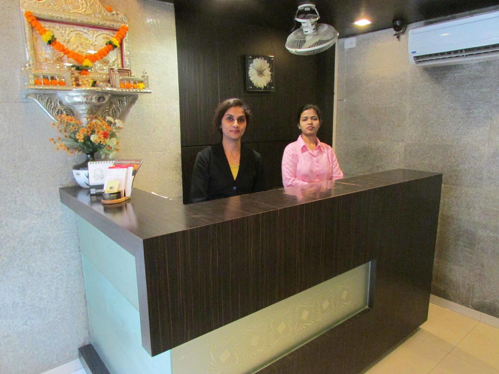Hotel Mourya Residency Thána Kültér fotó