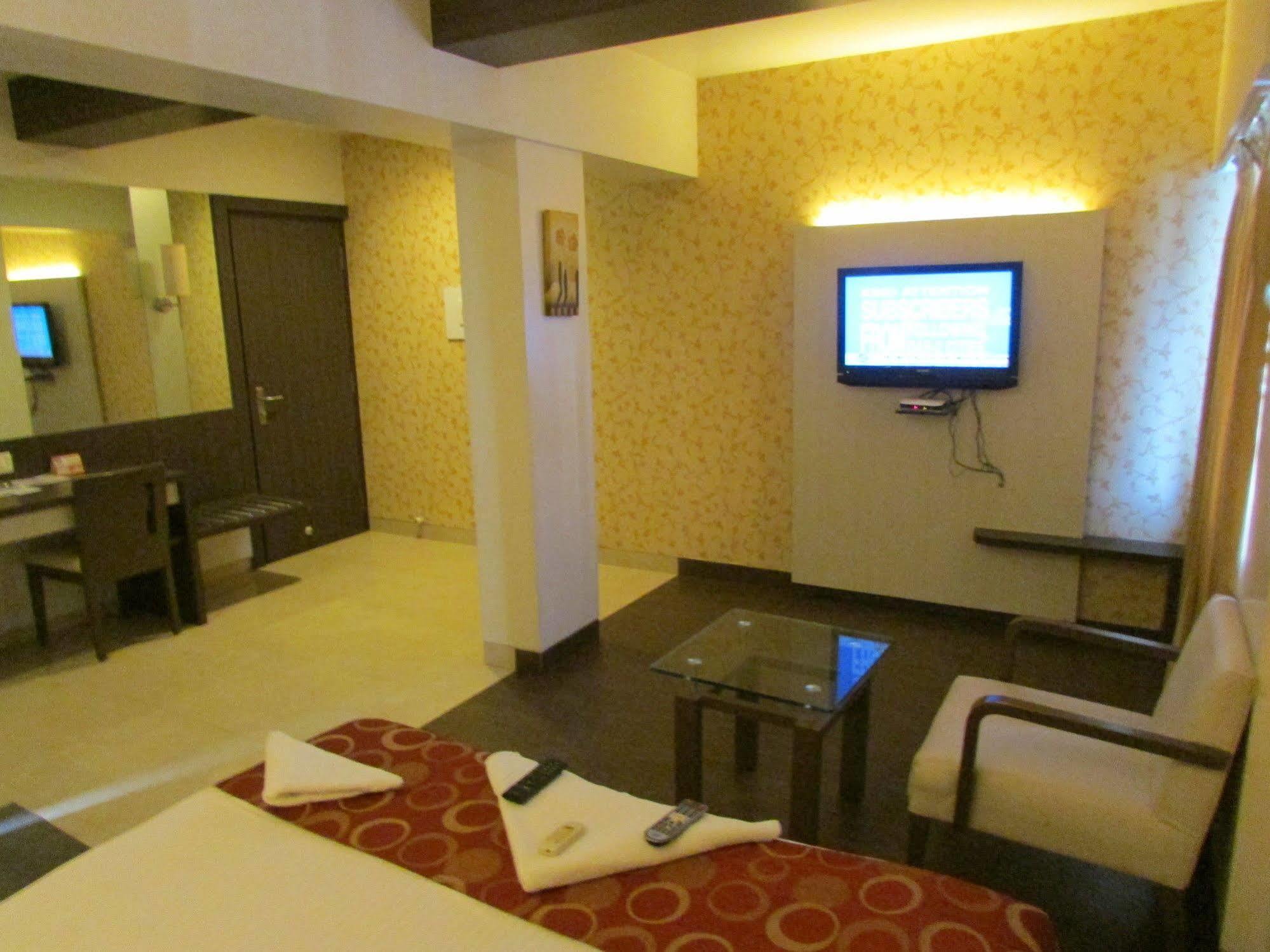 Hotel Mourya Residency Thána Kültér fotó