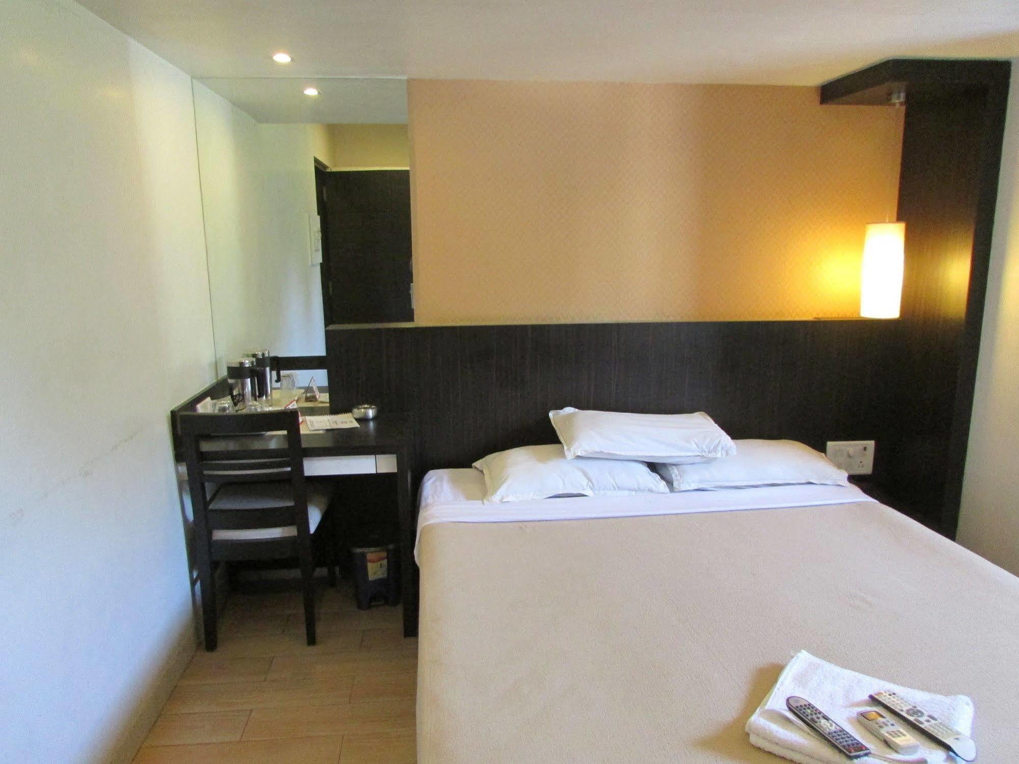 Hotel Mourya Residency Thána Kültér fotó