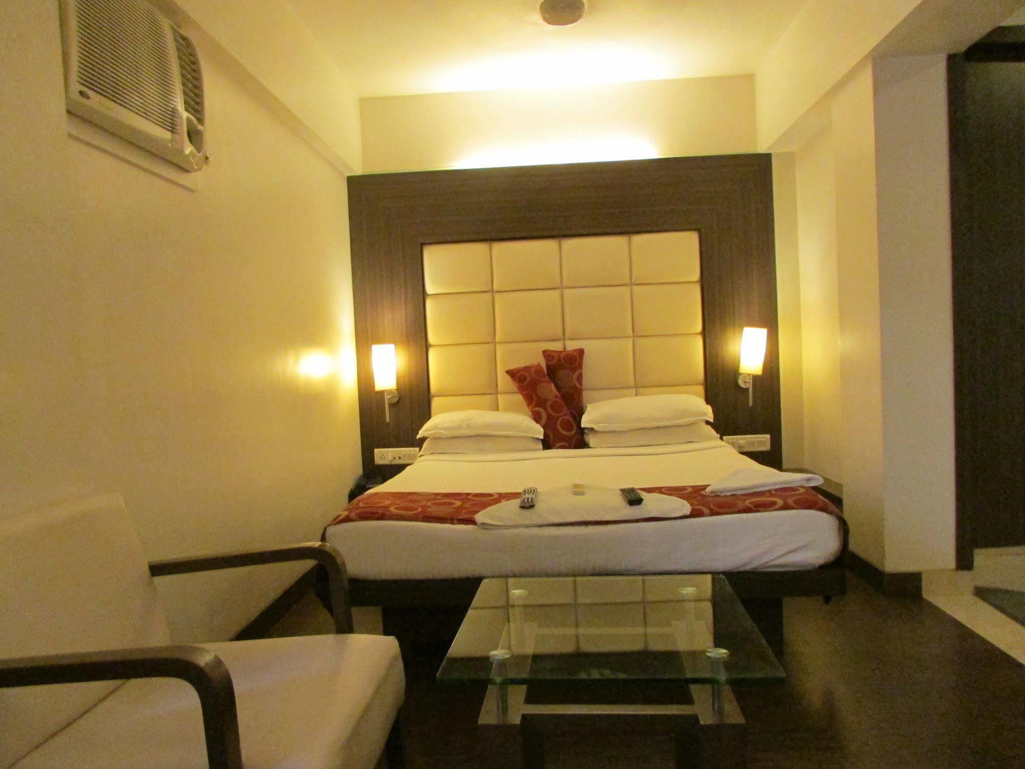 Hotel Mourya Residency Thána Kültér fotó