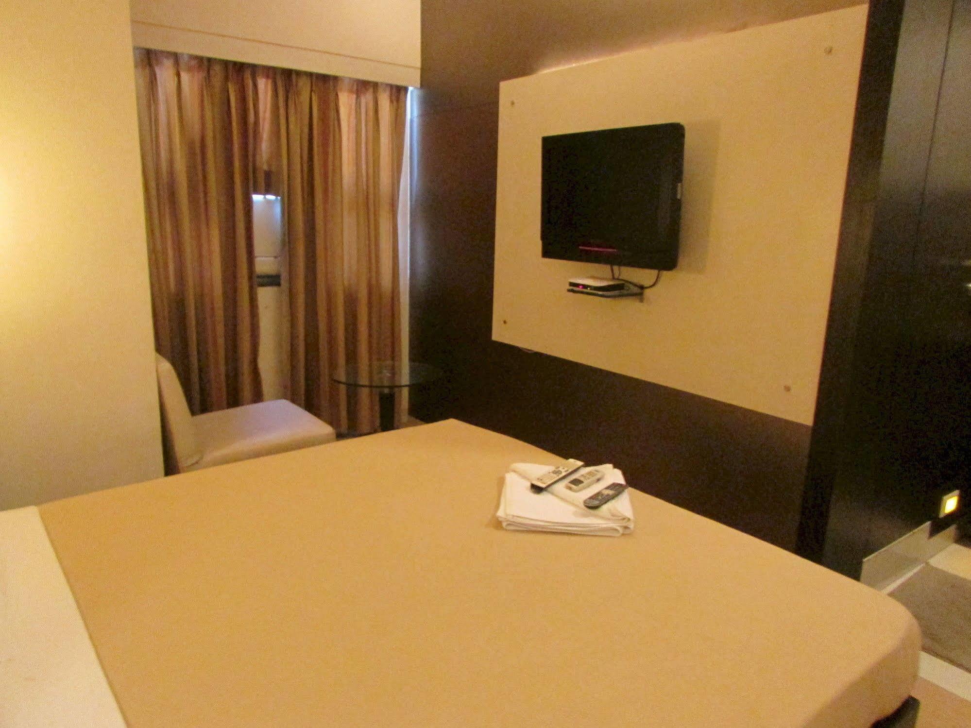 Hotel Mourya Residency Thána Kültér fotó