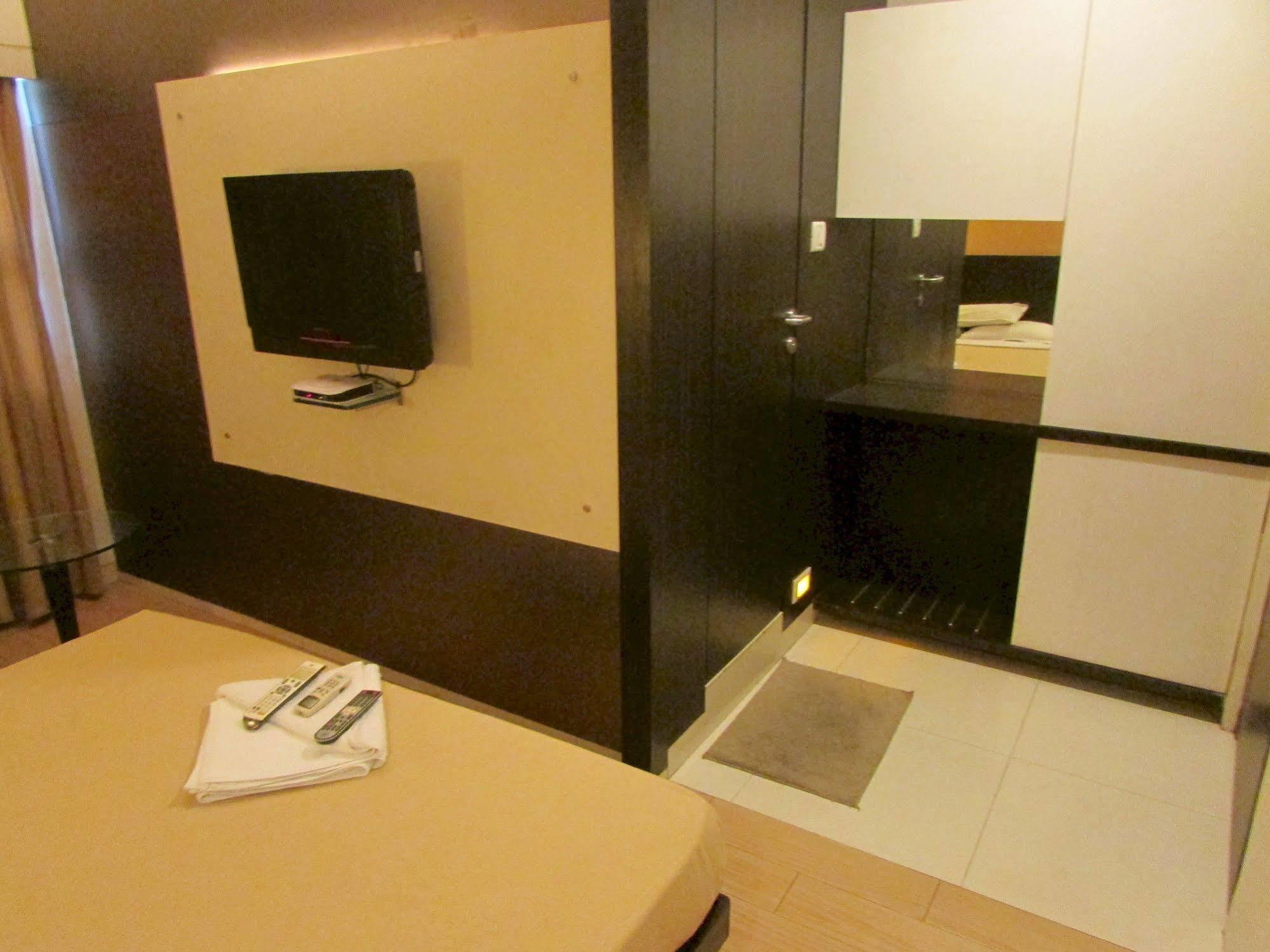 Hotel Mourya Residency Thána Kültér fotó
