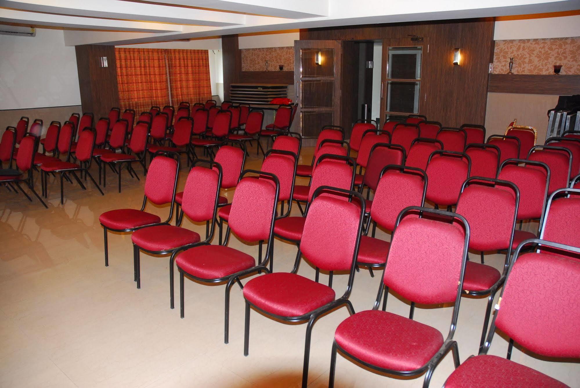 Hotel Mourya Residency Thána Kültér fotó