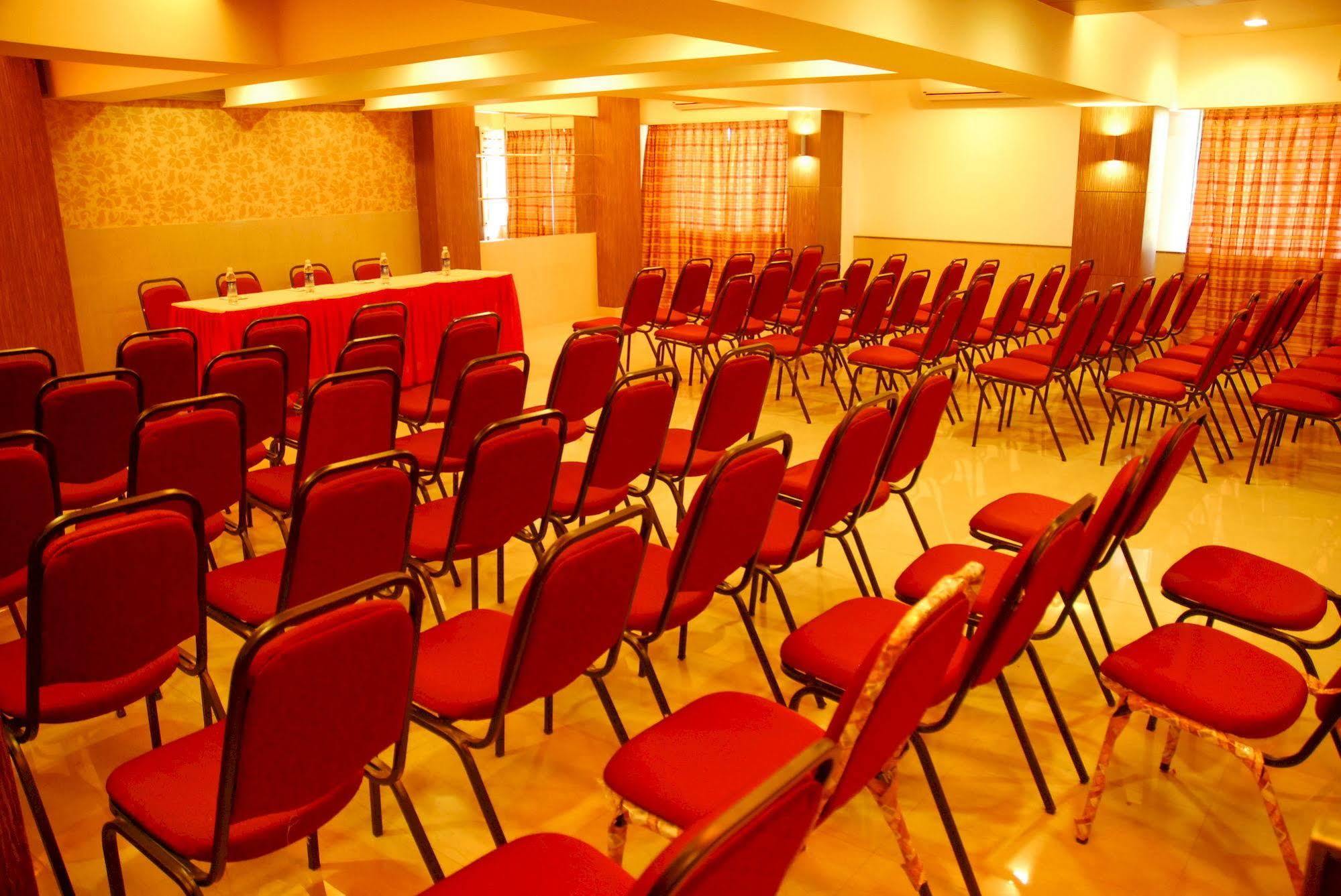 Hotel Mourya Residency Thána Kültér fotó