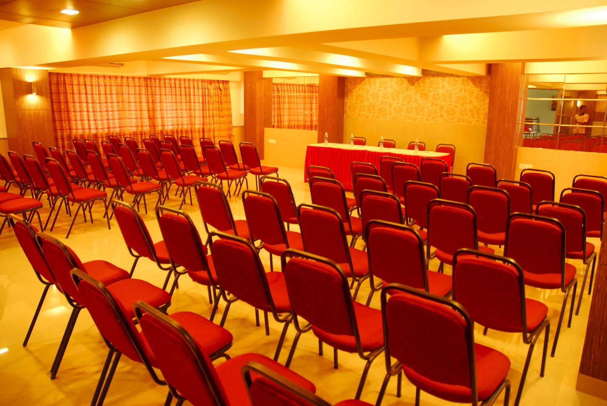 Hotel Mourya Residency Thána Kültér fotó