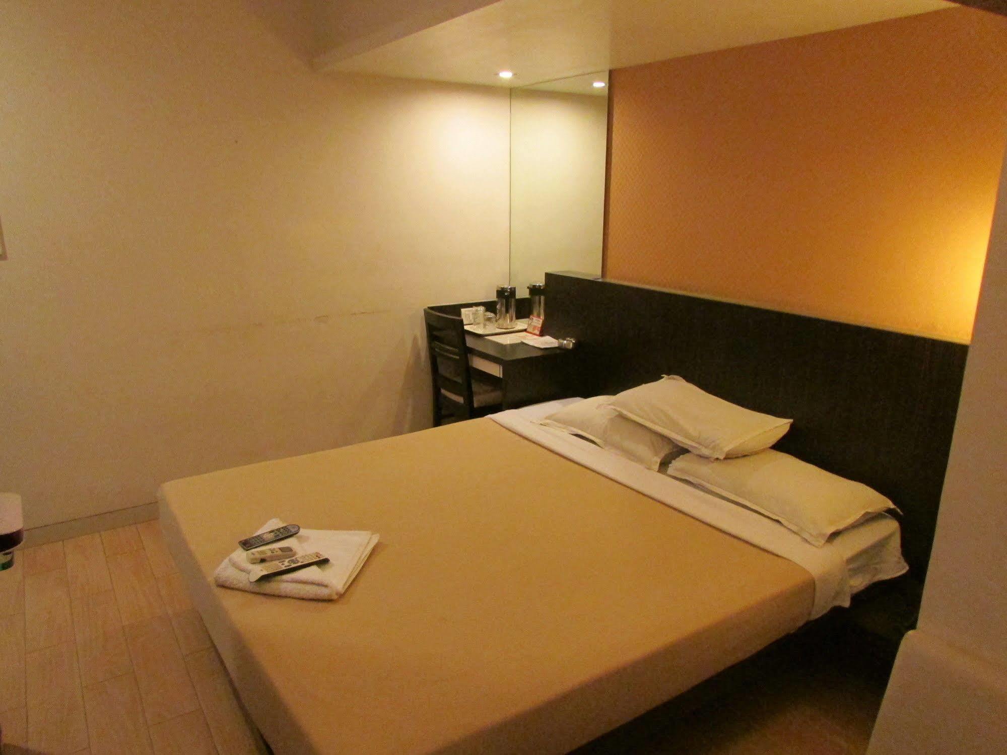 Hotel Mourya Residency Thána Kültér fotó