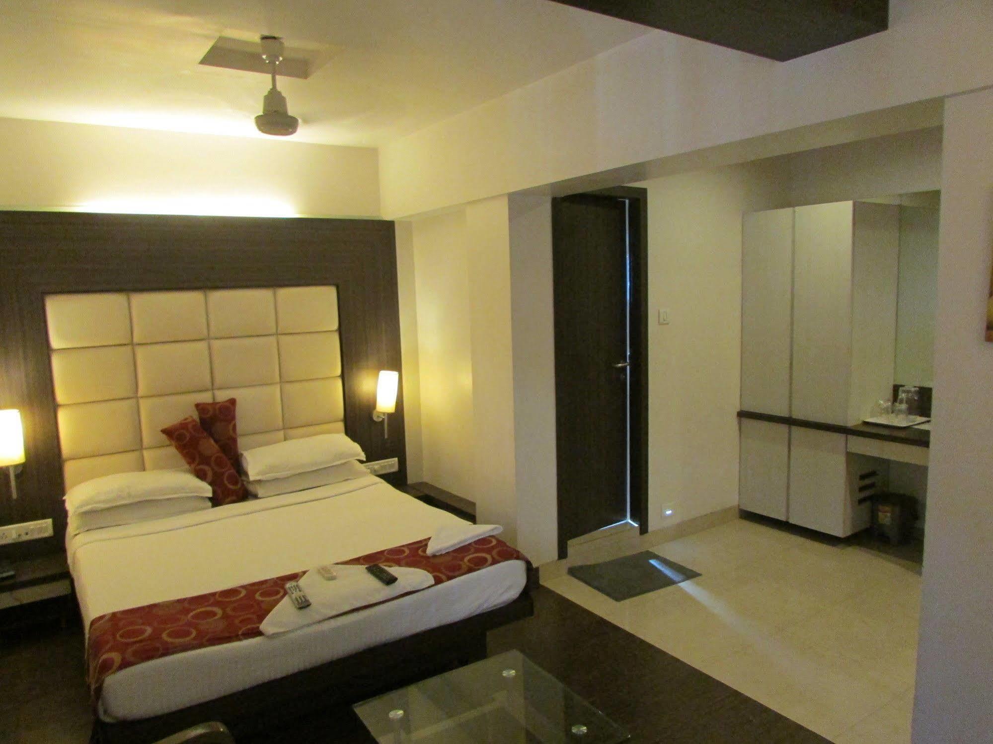 Hotel Mourya Residency Thána Kültér fotó