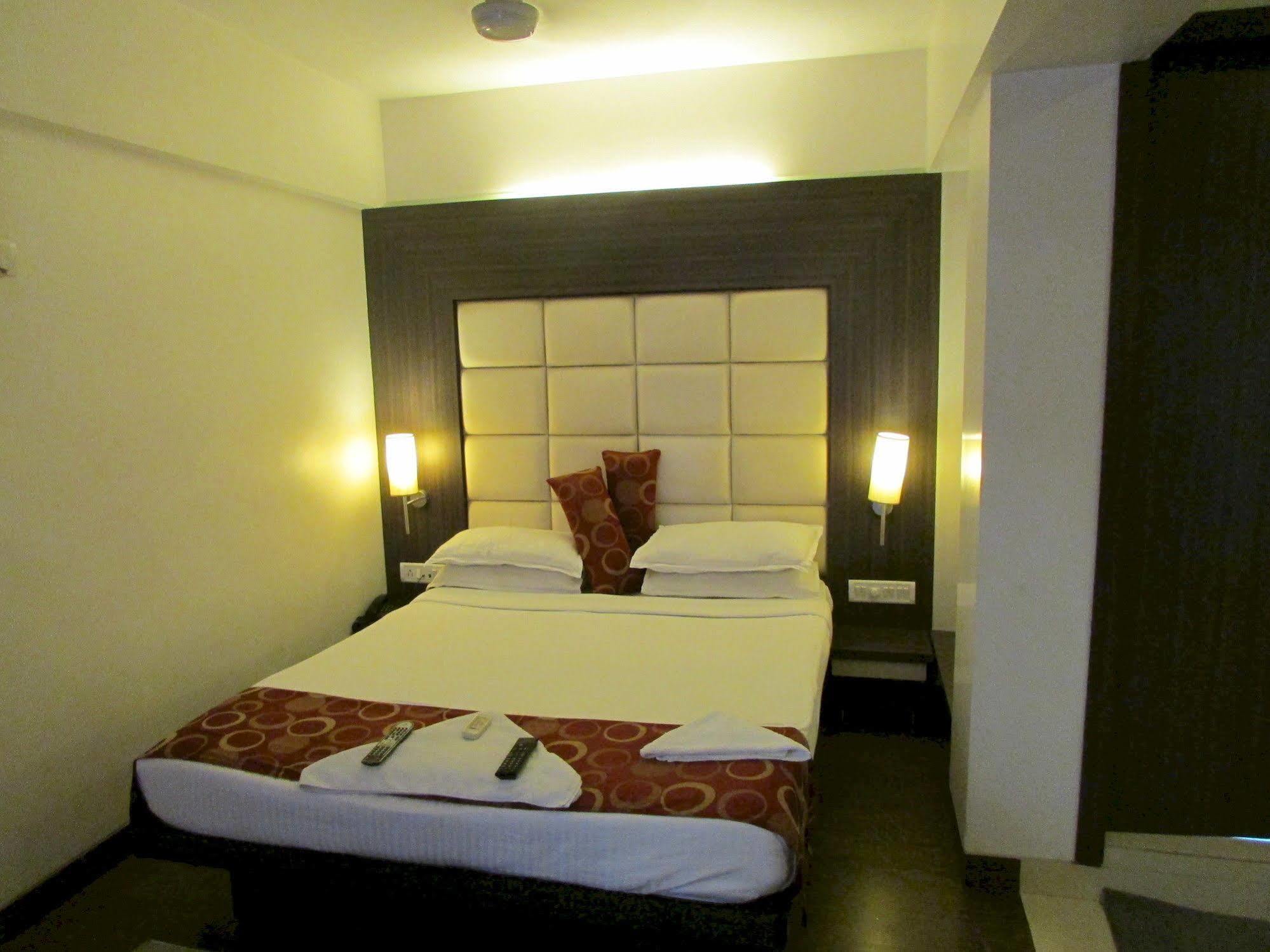 Hotel Mourya Residency Thána Kültér fotó