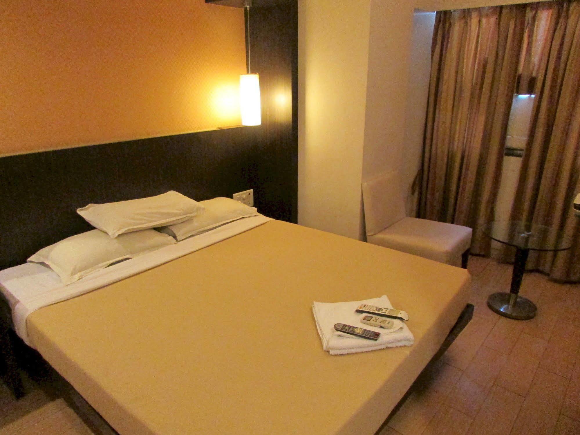 Hotel Mourya Residency Thána Kültér fotó
