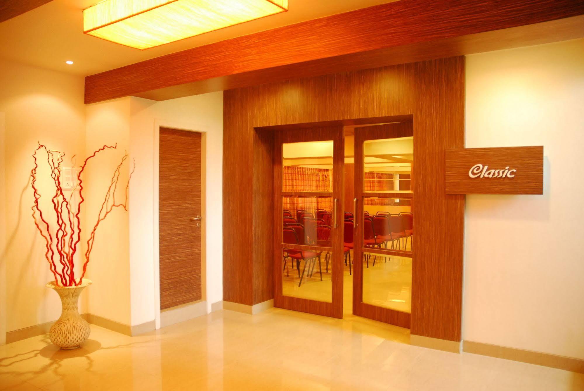 Hotel Mourya Residency Thána Kültér fotó
