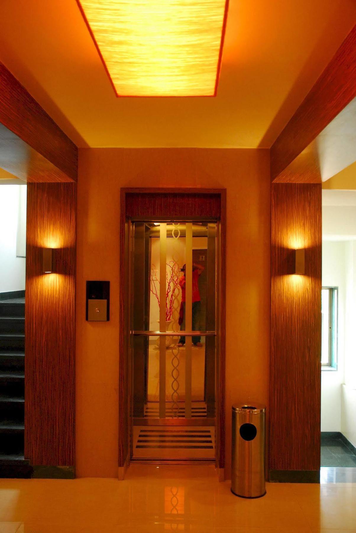 Hotel Mourya Residency Thána Kültér fotó