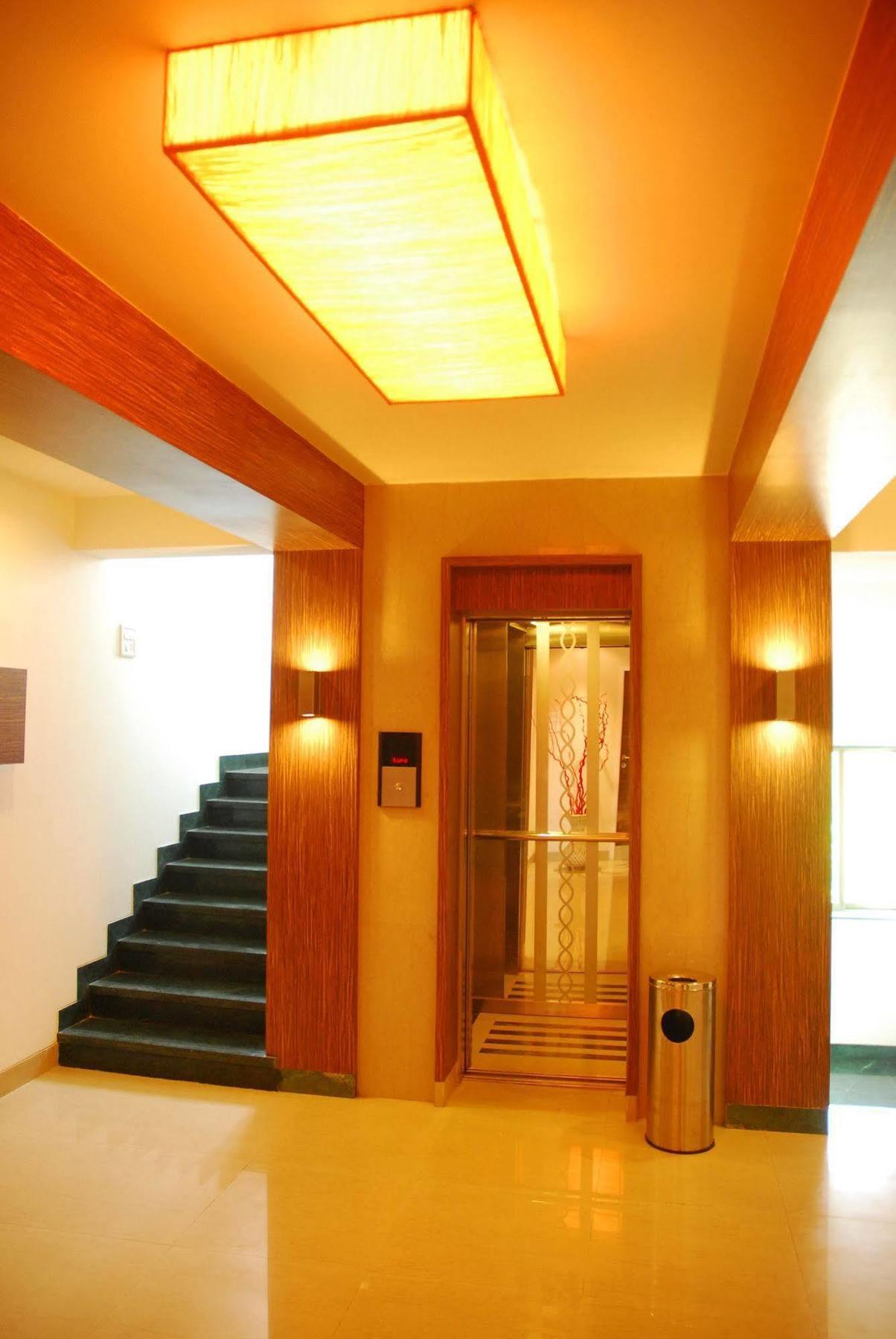 Hotel Mourya Residency Thána Kültér fotó