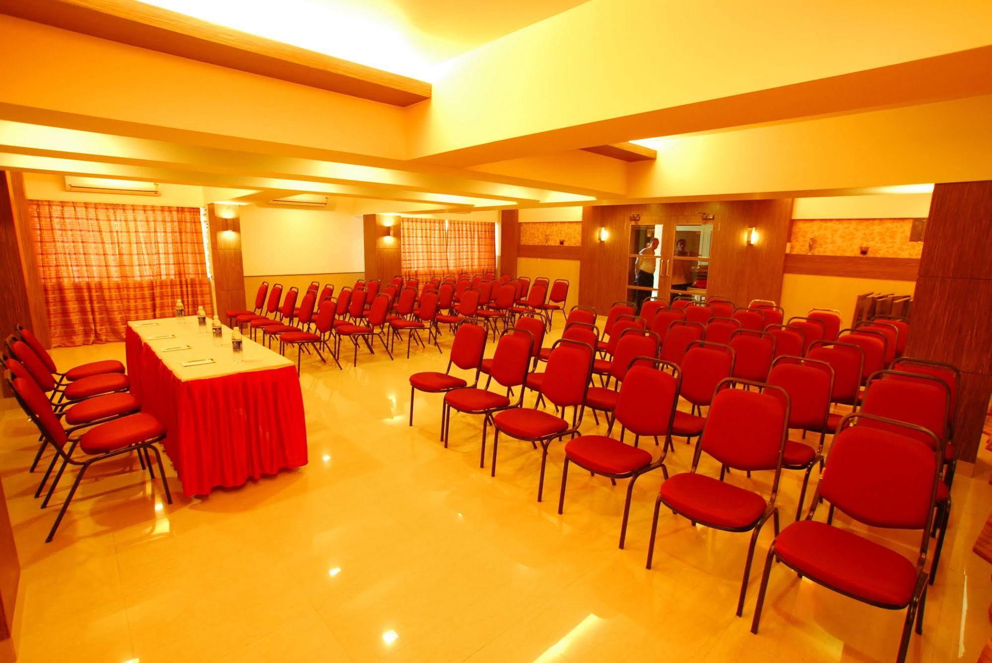 Hotel Mourya Residency Thána Kültér fotó