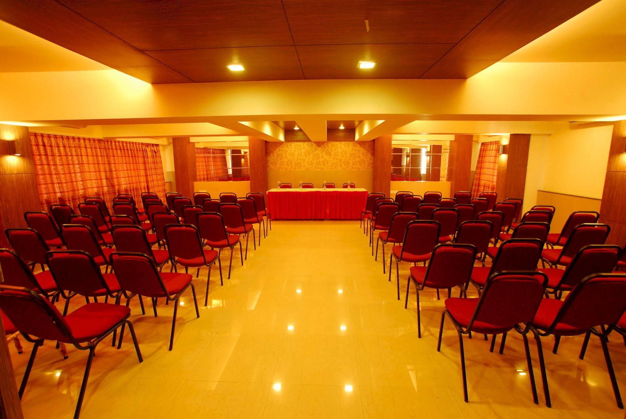 Hotel Mourya Residency Thána Kültér fotó