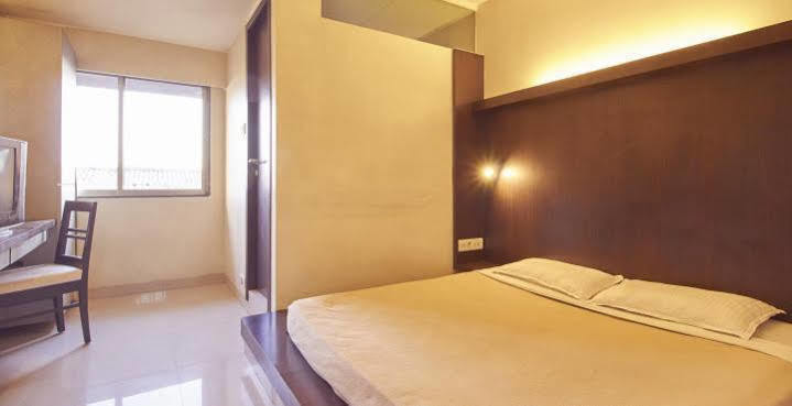 Hotel Mourya Residency Thána Kültér fotó