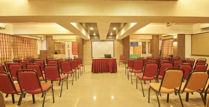Hotel Mourya Residency Thána Kültér fotó