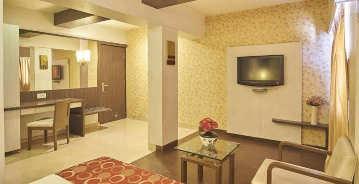 Hotel Mourya Residency Thána Kültér fotó